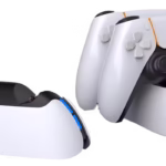 قاعدة شحن مزدوجة لدراعات بلايستيشن 5 من دوبي - أبيض